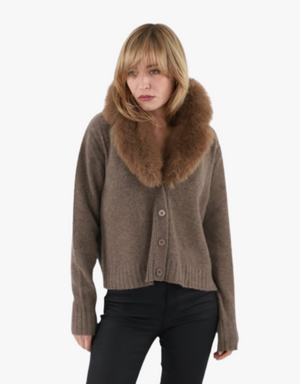 Estheme Ava V-Neck Sweater with Faux Fur Collar in Toast