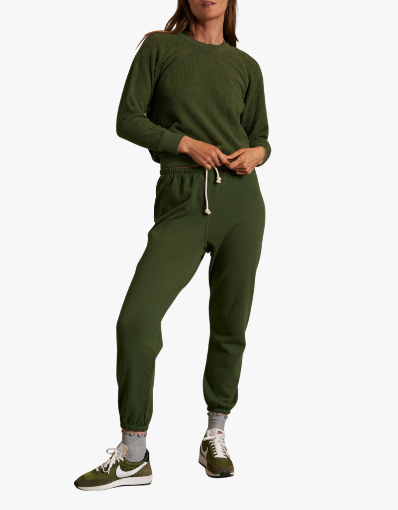 Perfect White Tee Inside Ziggy Out Fleece Long Sleeve Skrunken Crewneck Sweatshirt in Fern Green