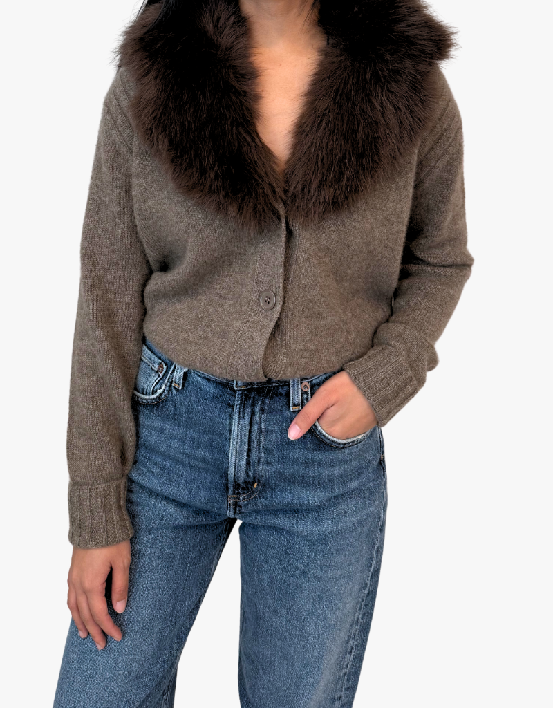 Estheme Ava V-Neck Sweater with Faux Fur Collar in Toast