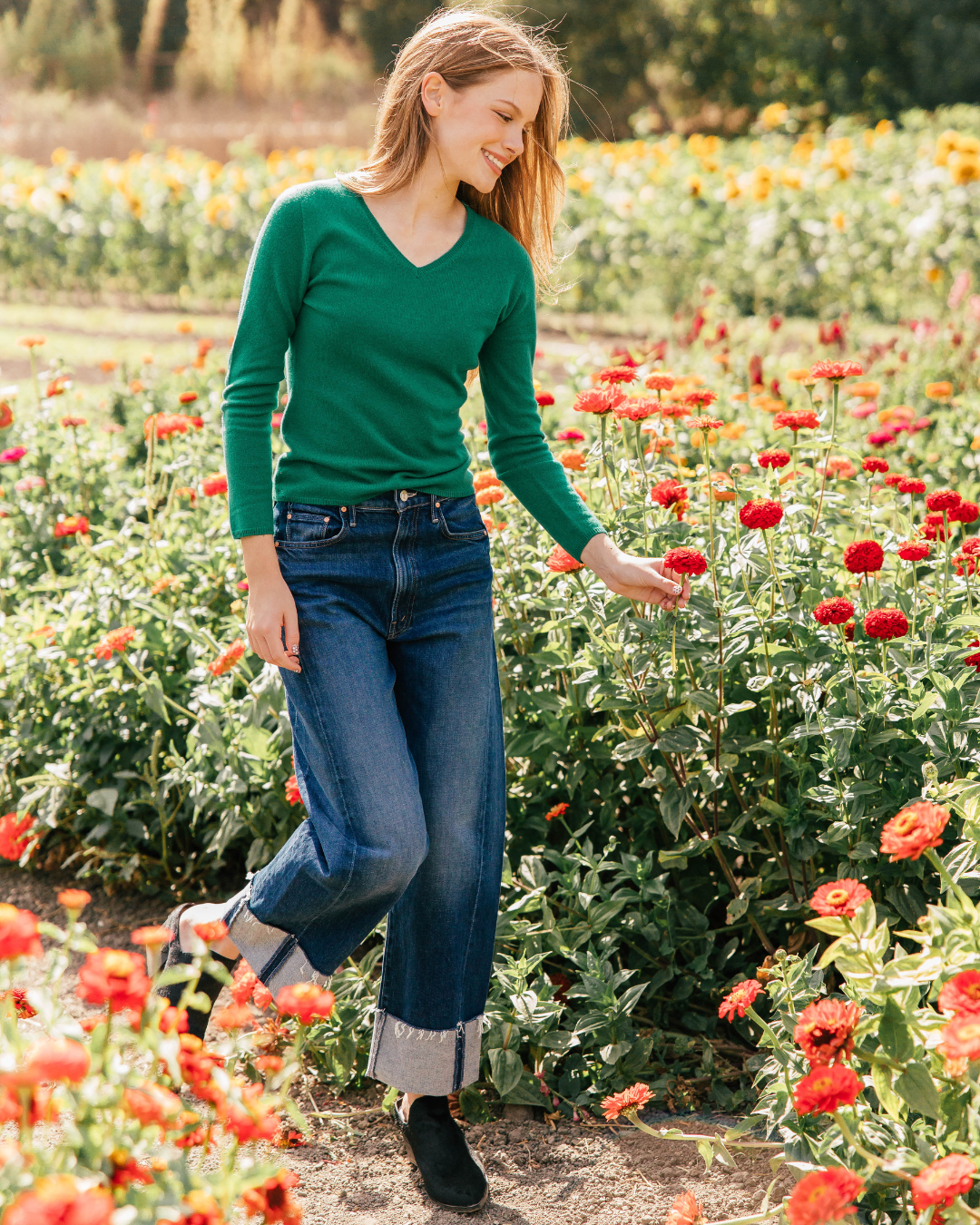 Estheme Olivia Cashmere Fitted V-Neck Sweater in Billard