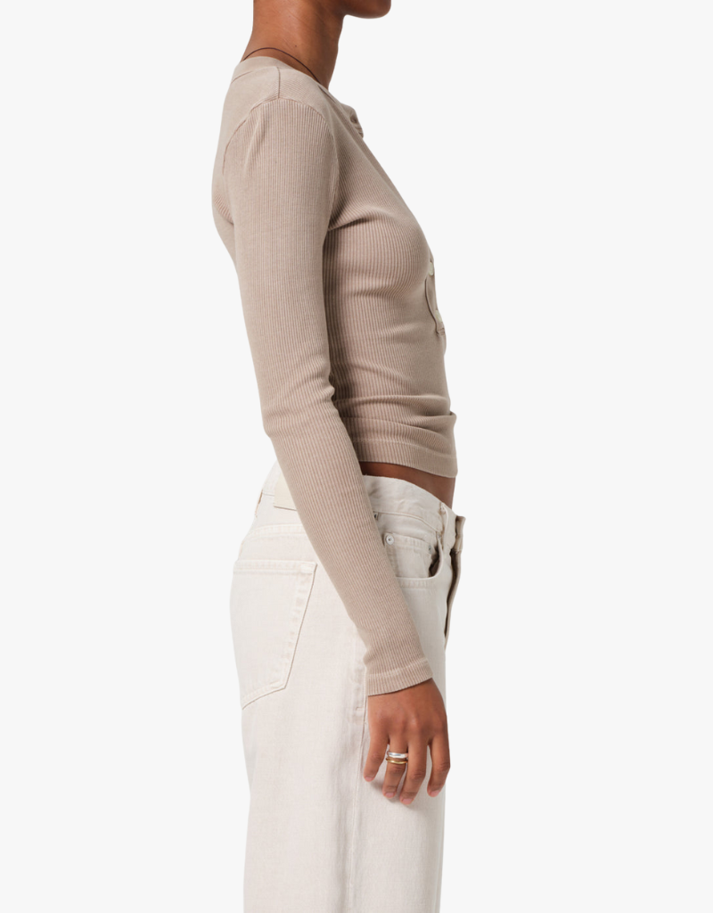 Citizens of Humanity Varra Henley Shirt in Sandatlas