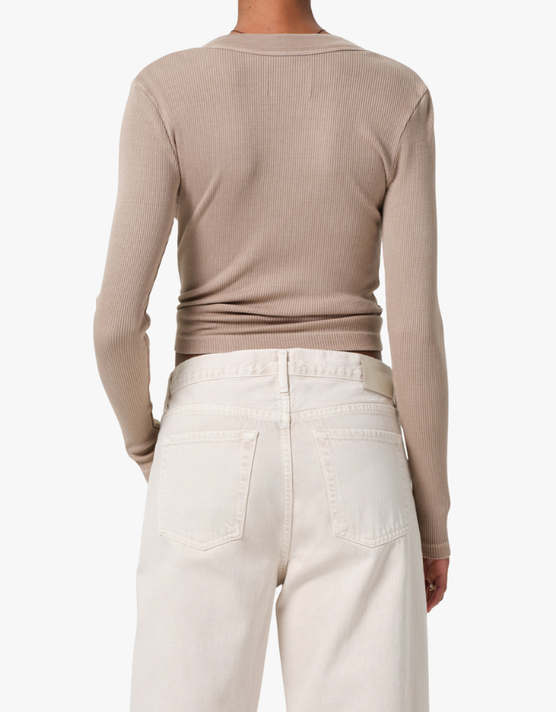 Citizens of Humanity Varra Henley Shirt in Sandatlas