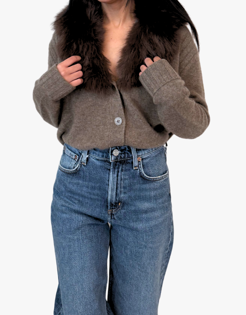 Estheme Ava V-Neck Sweater with Faux Fur Collar in Toast