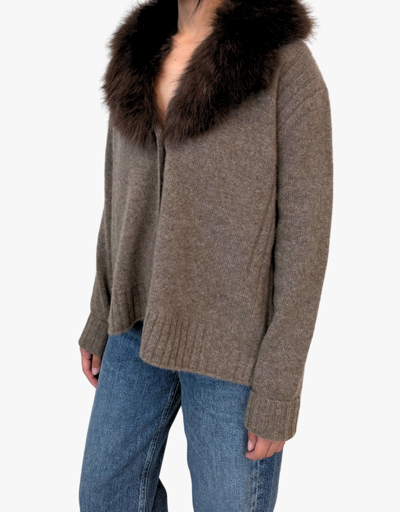 Estheme Ava V-Neck Sweater with Faux Fur Collar in Toast