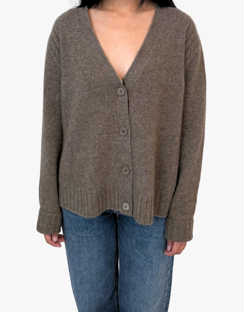 Estheme Ava V-Neck Sweater with Faux Fur Collar in Toast