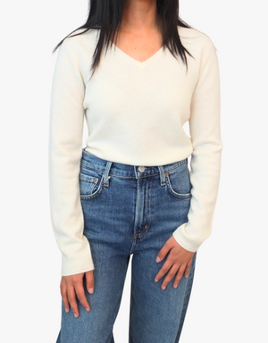 Estheme Olivia Cashmere Fitted V-Neck Sweater in Creme