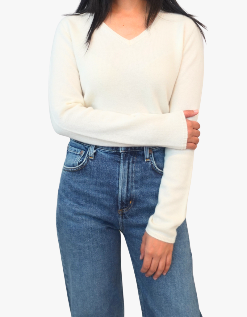 Estheme Olivia Cashmere Fitted V-Neck Sweater in Creme