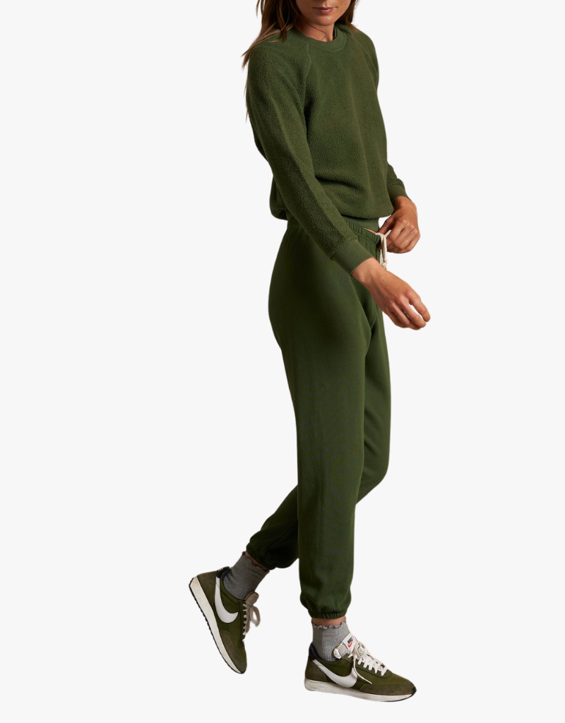 Perfect White Tee Inside Ziggy Out Fleece Long Sleeve Skrunken Crewneck Sweatshirt in Fern Green