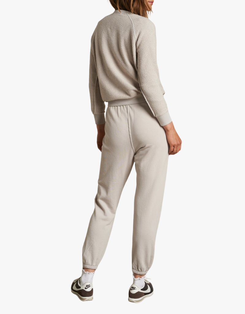 Perfect White Tee Inside Ziggy Out Fleece Long Sleeve Skrunken Crewneck Sweatshirt in Silver